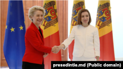 European Commission President Ursula von der Leyen shakes hands with Moldovan President Maia Sandu in Chisinau on November 10.