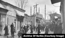 A street in Edirne, in today’s western Turkey, photographed by Chernov apparently after its siege and capture by Bulgarian and Serbian forces. In the background are the minarets of the Selimiye Mosque.