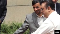 Iranian President Mahmud Ahmadinejad (left) and his Pakistani counterpart, Asif Ali Zardari, in Tehran on May 24.