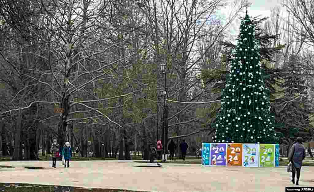 Тогда же, накануне дня святого Николая по старому стилю, установили в Гагаринском парке и новогоднюю елку.