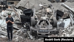 A Ukrainian police expert works at the site of a Russian missile strike in Kryviy Rih on August 28. 