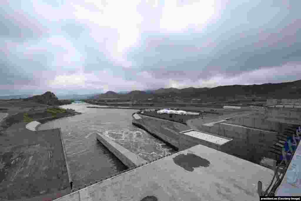 The weather at the Qiz Qalasi dam could be seen taking a turn for the worse after the inauguration ceremony on May 19. Raisi&#39;s helicopter was on its way to the city of Tabriz when it went down near the city of Jolfa in what state television said was a&nbsp;&quot;hard landing.&quot;&nbsp;Several news outlets later quoted government sources as saying the helicopter crashed as it crossed a mountainous and forested area.