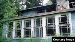 One of the Komarovo's decaying historic dachas, which has since been demolished. (file photo)