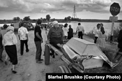 Пахаваньне адзінокай суседкі, Петрыкаўскі раён, Гомельская вобласьць, 1996 год 