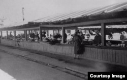 A food market in Yuzhno-Sakalinsk in the 1950s. The food Korean migrants grew to help them survive on Sakhalin ended up having a significant influence on the island's cuisine.