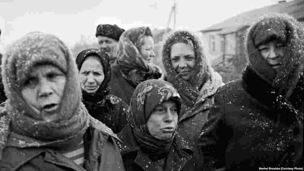 Women braving the elements, Homel region, 1992