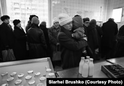 Queuing for milk, Minsk, 1991