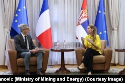 Serbian Minister of Mining and Energy Dubravka Dedovic Handanovic (right) discusses energy cooperation with Pierre Kosar, France’s ambassador to Belgrade, on April 5.