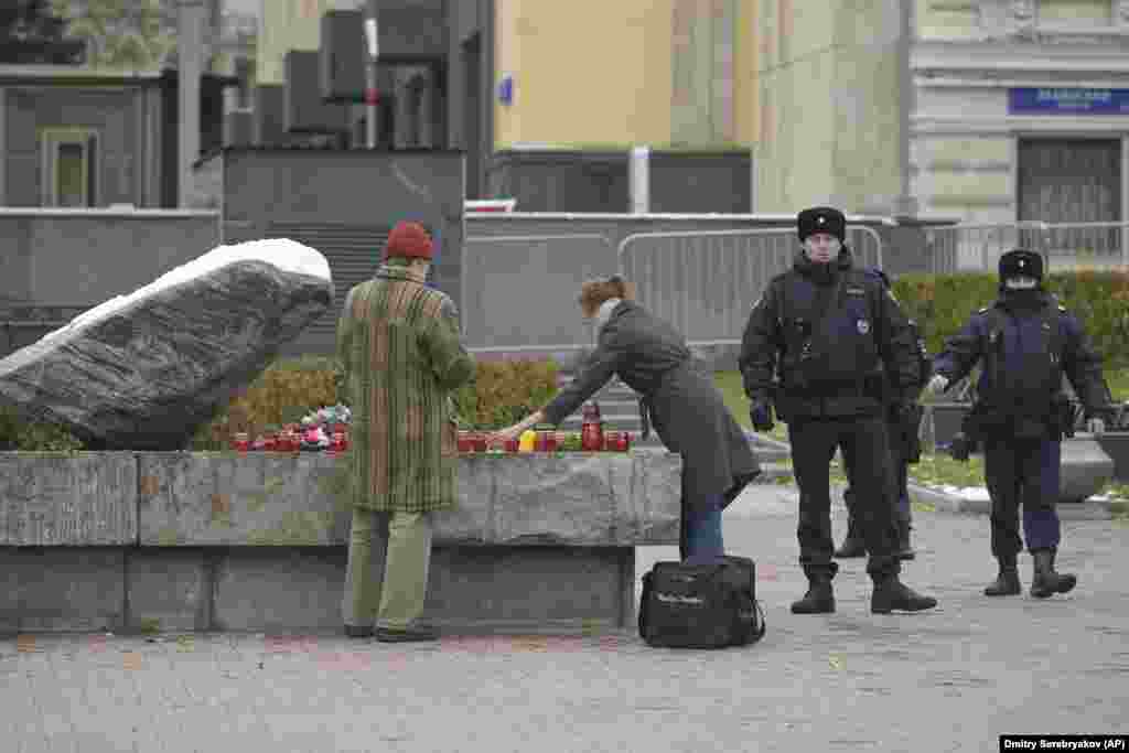 The Memorial human rights group said two police wagons were parked near the Solovetsky Stone memorial and only groups of three or fewer people were allowed to pass through. &quot;For the first time, perhaps, when we came to the Solovetsky Stone, we saw that the square was cordoned off. Today, this is the attitude toward the memory of the victims of repression. Not to gather more than three -- it looks like a mockery of the memory of the victims,&quot; veteran human rights defender Yan Rachinsky said.