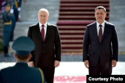 Russian President Vladimir Putin (left) with his Kyrgyz counterpart, Sadyr Japarov, in Bishkek on October 12, days before Lev Skoryakin's disappearance.