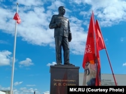 A giant monument to Stalin was unveiled -- and blessed by a Russian Orthodox priest -- in the Pskov region town of Velikiye Luki on August 15.