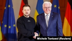 German President Frank-Walter Steinmeier (right) welcomes Ukrainian President Volodymyr Zelenskiy in Berlin on May 14.