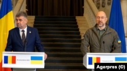 Romanian Prime Minister Marcel Ciolacu (left) and Ukrainian Prime Minister Denys Shmyhal address a press conference in Kyiv on October 19.