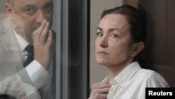 RFE/RL journalist Alsu Kurmasheva listens to her lawyer Edgar Matevosyan during a court hearing in Kazan on April 1.