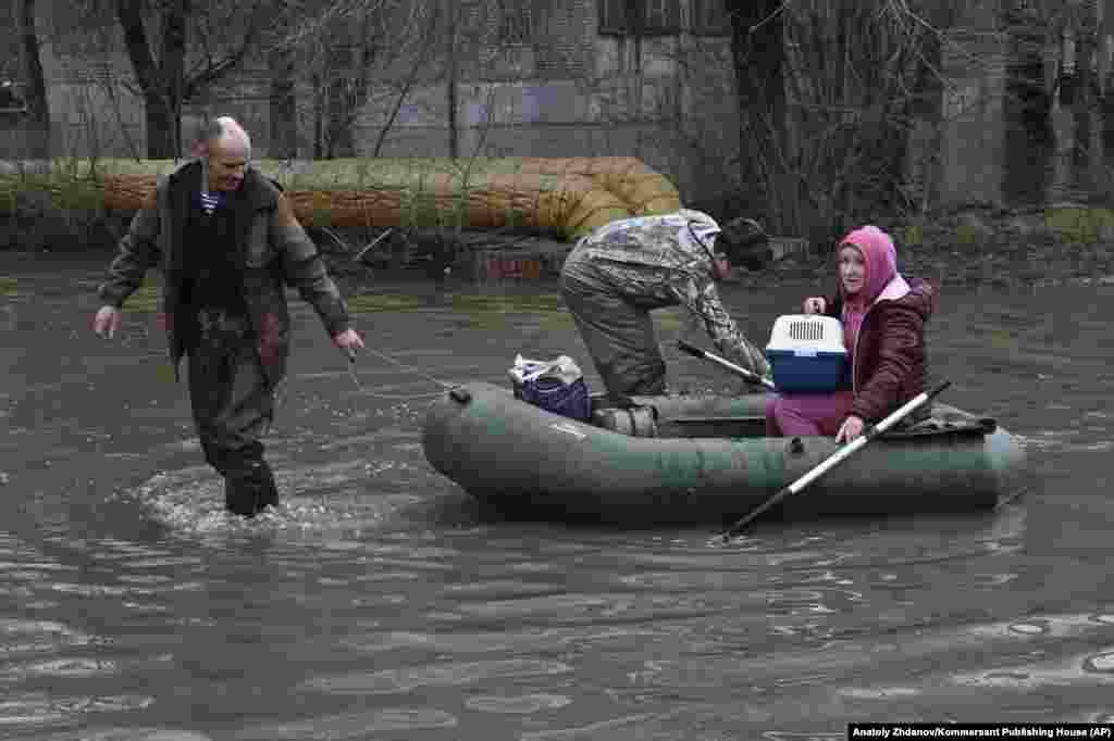 A woman and her cat are pulled to safety. Over 4,000 people, including 800 children, were forced to evacuate their homes in Orsk, the regional government said.&nbsp; &nbsp;