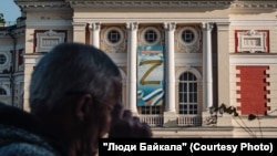 The deputy mayor of Irkutsk has so far rejected appeals to remove the Z banner from this theater, arguing that it “defends the motherland, the people, and our traditions.”
