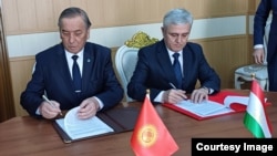 In all, the border between Kyrgyzstan and Tajikistan is 972 kilometers, of which more than 700 kilometers have now been agreed upon. 