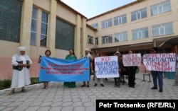 Opponents of the construction of a nuclear power plant in Kazakhstan demonstrate in Ulken on August 22.