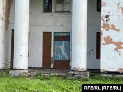 Abandoned buildings for military officers in Soltsy