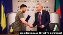 Ukrainian President Volodymyr Zelenskiy and Bulgarian Prime Minister Nikolai Denkov meet in Sofia on July 6.