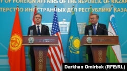 U.S. Secretary of State Antony Blinken (left) and Kazakh Foreign Minister Mukhtar Tileuberdi speak to reporters in Astana on February 28. Tileuberdi said the lack of a customs border with Russia makes it “very difficult to manage” sanctions evasion.