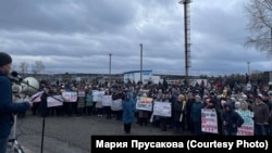 About a thousand residents of the village of Pavlovsk rally against the waste-recycling plant on November 25.