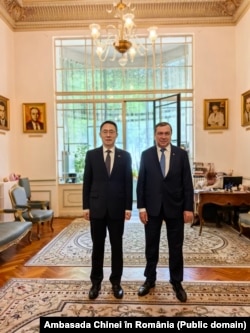 Chinese Ambassador Han Chunlin (left) and UMF Bucharest Rector Viorel Jinga in April 2024.