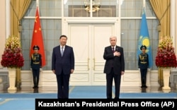 Kazakh President Qasym-Zhomart Toqaev (right) and Chinese leader Xi Jinping attend an official welcome ceremony in Astana on July 3 ahead of the Shanghai Cooperation Organization summit.