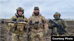 Aslan Ocherkhadzhiev (center) with Ukrainian servicemen in the Bakhmut area.