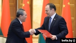 Chinese Premier Li Qiang and Belarusian Prime Minister Raman Halouchanka shake hands after signing new agreements in Minsk on August 22. 