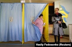 Voters visit a polling station during parliamentary elections in the eastern Ukrainian town of Slavyansk in October 2014.