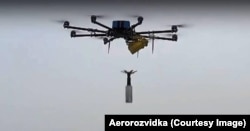 A Ukrainian R18 drone filmed dropping a modified RKG grenade.