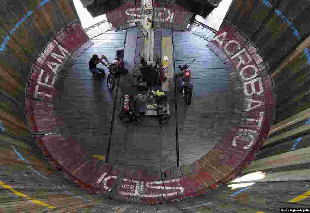 The first vertical-wall velodromes appeared around 1915, earning the nickname &quot;Wall of Death.&quot;