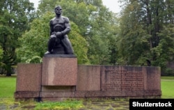 A memorial in Tallinn to union members who "died at the hands of the Estonian bourgeoisie" in September 1919.