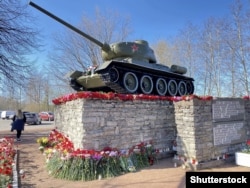 A monument to the Soviet Army in Narva marks the point where Soviet forces crossed the Narva River and repelled Nazi forces.