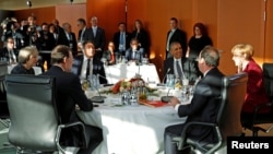 (Left to right:) Spanish Prime Minister Mariano Rajoy, British Prime Minister Theresa May, Italian Prime Minister Matteo Renzi, U.S. President Barack Obama, French President Francois Hollande, and German Chancellor Angela Merkel meet in Berlin on November 18. 