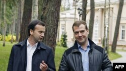 Medvedev (R) and Dvorkovich at the presidential residence in Gorki