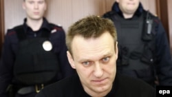 Russian opposition leader Aleksei Navalny (center) at his appeal hearing in Moscow City Court on March 30.