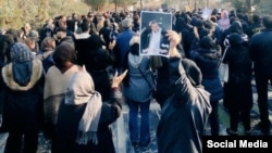 A large crowd of protesters reached Hamidreza Rouhi's grave in a Tehran cemetery, despite the deployment of security forces to keep crowds away.