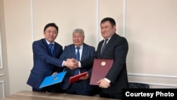 Kazakh Energy Minister Bolat Aqsholaqov (left), Kyrgyz Energy Minister Taalaibek Ibraev (center), and Uzbek Energy Minister Jurabek Mirzamahmudov signed the agreement in Bishkek on January 6. 