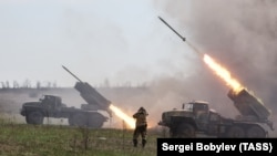 Ukrainian President Volodymyr Zelenskiy has repeatedly warned that his country’s military can only respond with about one artillery round for every 10 fired by Russia. (file photo)