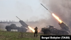 'Mostly it's artillery," says former U.S. General Wesley Clark when asked what type of military assistance Kyiv needs to win the conflict in Ukraine. "Lots and lots and lots of artillery..." (file photo)