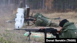 Военнослужащие, призванные в рамках частичной мобилизации, во время боевой подготовки на полигоне "Свердловский". Россия, 13 октября 2022 года