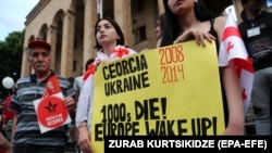 Georgian protesterst in front of the Georgian parliament in Tbilisi (file photo)