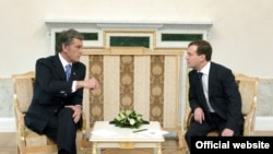 Ukrainian President Viktor Yushchenko (left) and Russian President Dmitry Medvedev at a meeting in St. Petersburg in June 2008