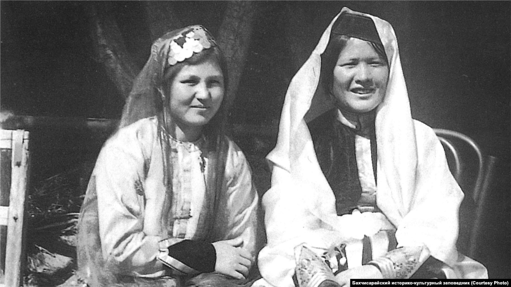 Crimean Tatar women in Bakhchysaray during the 1920s sport braided hair. It was common for them to wear a velvet hat embroidered with gold, silver, or sometimes decorated with small coins.