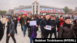 Supporters demand the release of activists and politicians detained for protesting a Kyrgyz-Uzbek border deal. (file photo)