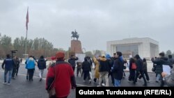 On October 24, dozens of activists marched in Bishkek to protest against the border agreement and the arrests.