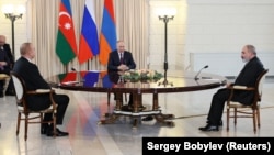 Russian President Vladimir Putin (center) holds talks with Azerbaijani President Ilham Aliyev (left) and Armenian Prime Minister Nikol Pashinian in Sochi on October 31.