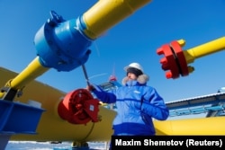 An employee checks a gas valve at the Atamanskaya compressor station, part of Gazprom's Power of Siberia gas pipeline, outside the Far Eastern town of Svobodny, in the Amur region of Russia. (file photo)